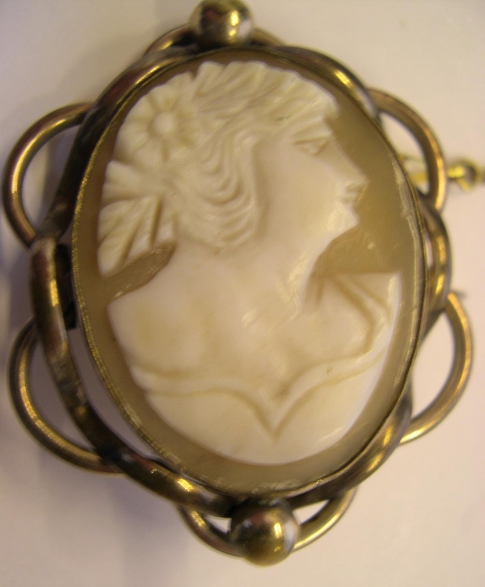 4 medium sized antique Cameo brooches & 1 unframed example - Image 3 of 5