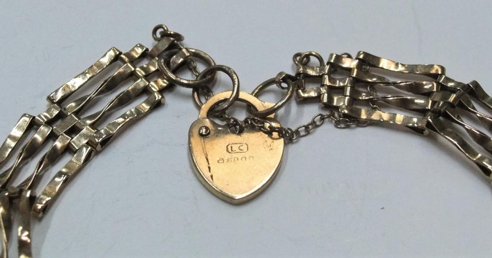 9ct yellow gold, ladies gate bracelet with heart lock Approx 5 grams - Image 2 of 2