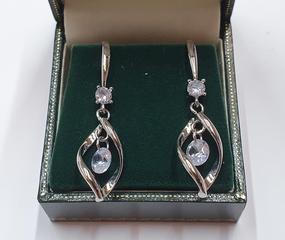 2 silver dress rings and drop earrings (3) - Image 4 of 5