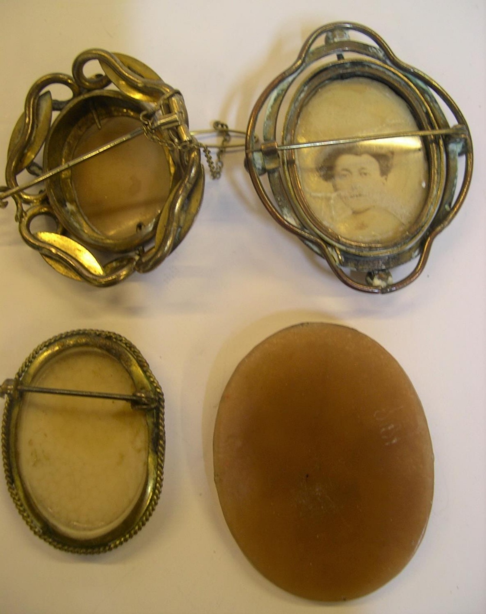 3 large Victorian Cameo brooches & 1 large unframed antique Cameo - Image 4 of 4