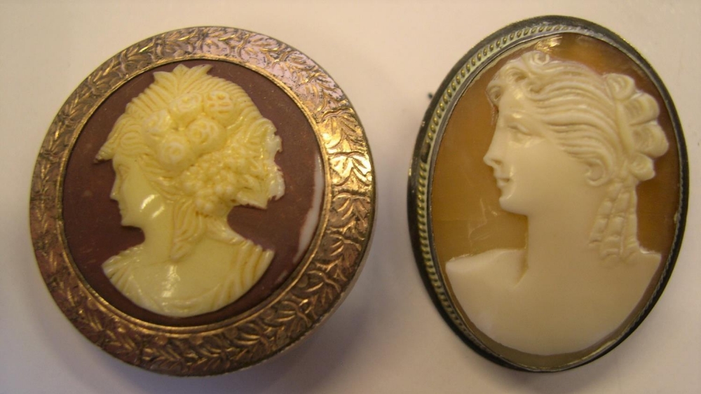 4 medium sized antique Cameo brooches & 1 unframed example - Image 2 of 5