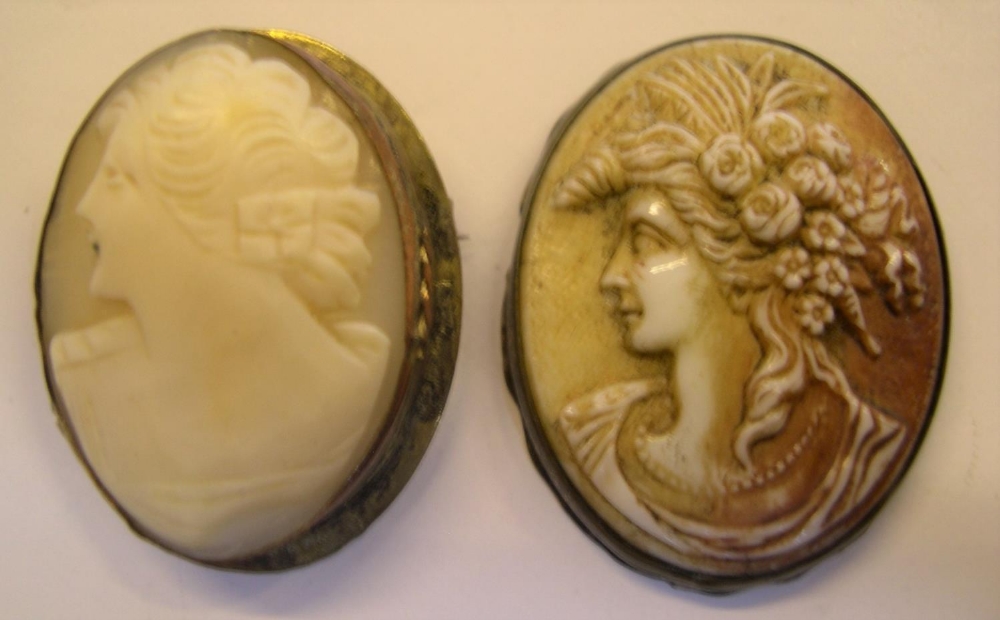 4 medium sized antique Cameo brooches & 1 unframed example - Image 4 of 5