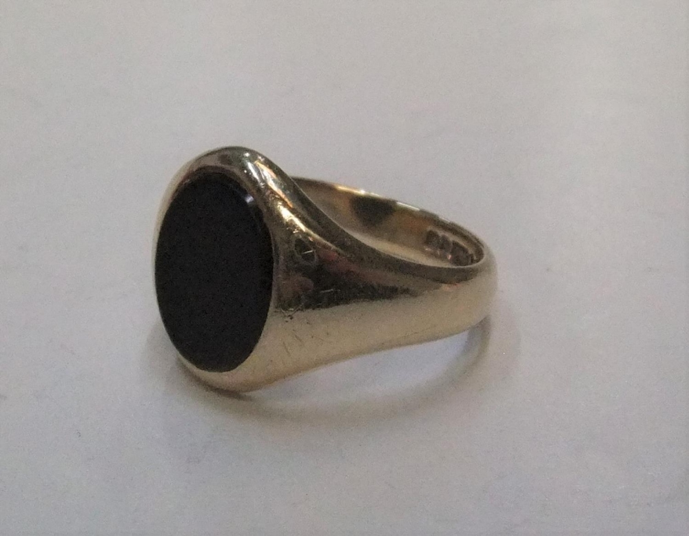 9ct yellow gold onyx signet ring Approx 5.6 grams gross, size M - Image 2 of 2