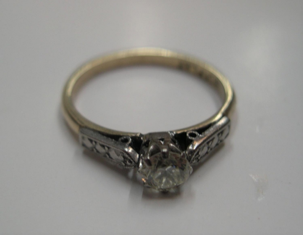 18ct yellow gold & platinum, diamond solitaire ring (approx 0.5ct), Approx gross weight 2.2 grams,