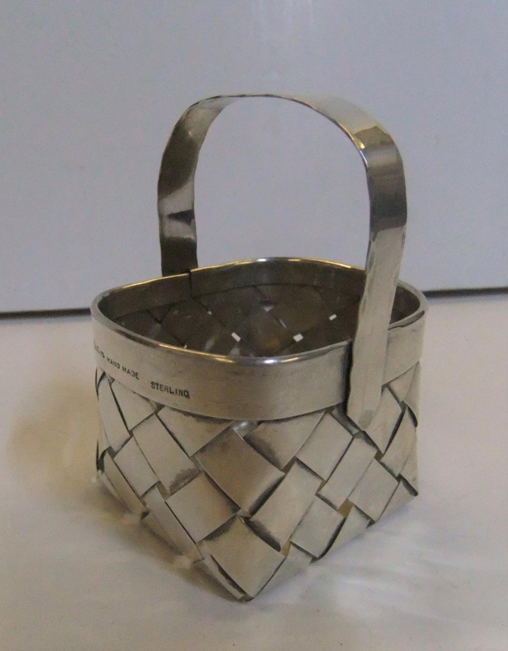 Charming miniature silver basket by Cartier, 6 cm long - Image 4 of 5