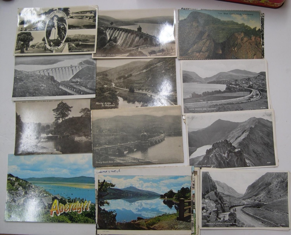 12 British resort souvenir booklets & approx 150 20thC postcards & approx 40 small cigarette cards - Image 6 of 8
