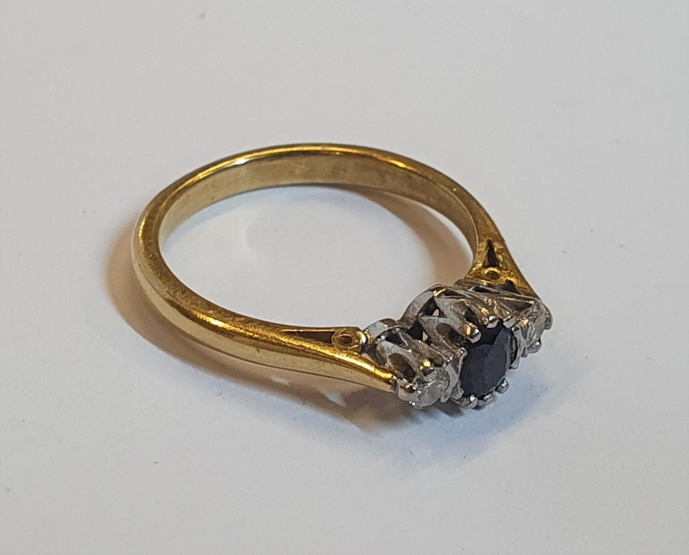 18ct yellow gold ring with a round cut Sapphire flanked either side by 2 round cut diamonds, Total - Image 2 of 2