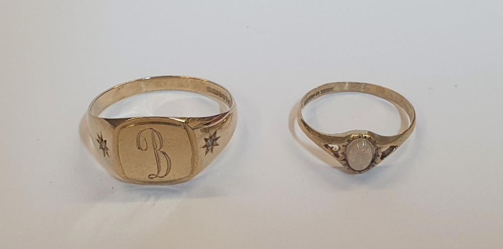 Gents 9ct gold signet ring with 2 small diamonds to the shoulders & etched with the letter B and a