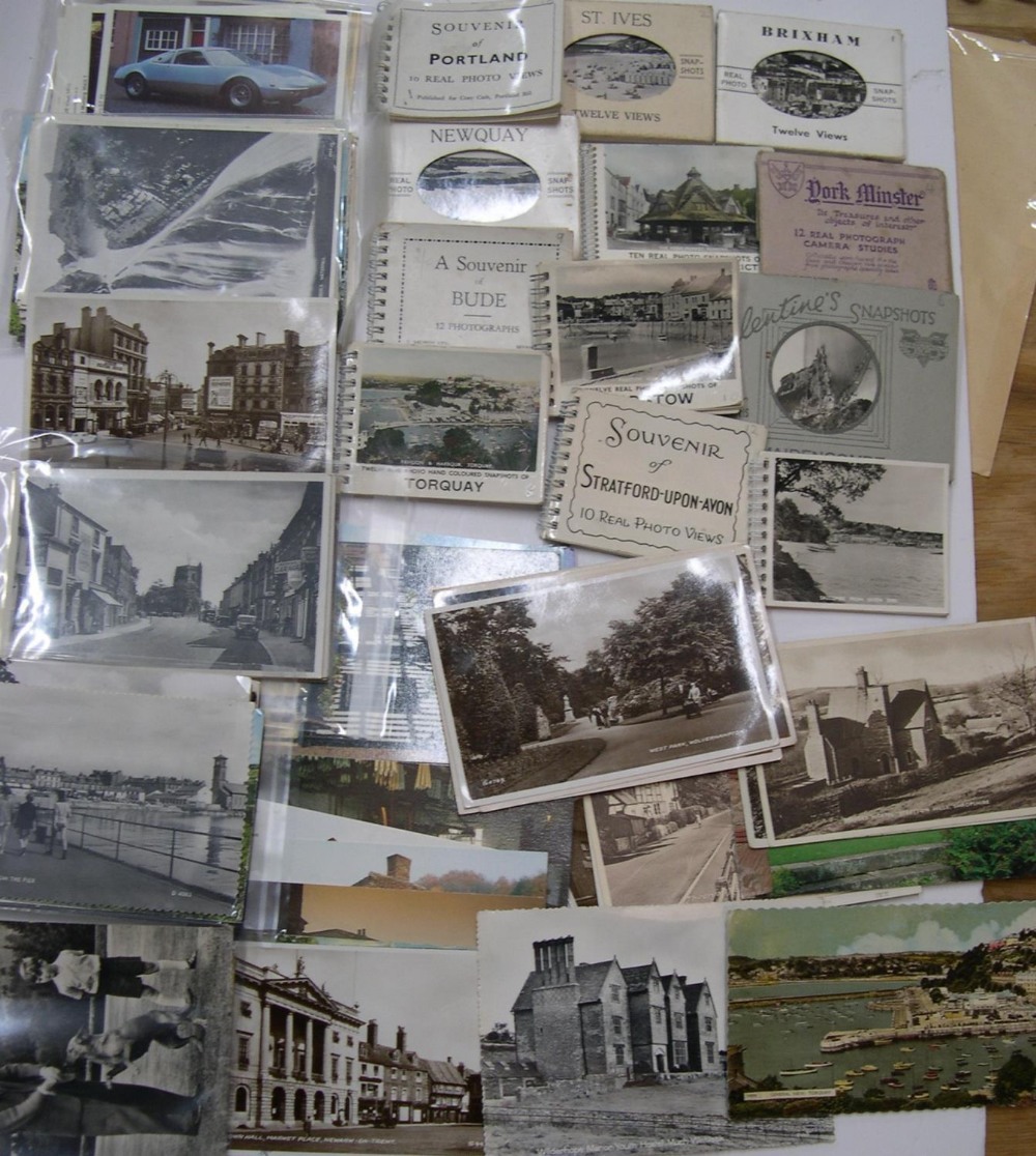 12 British resort souvenir booklets & approx 150 20thC postcards & approx 40 small cigarette cards