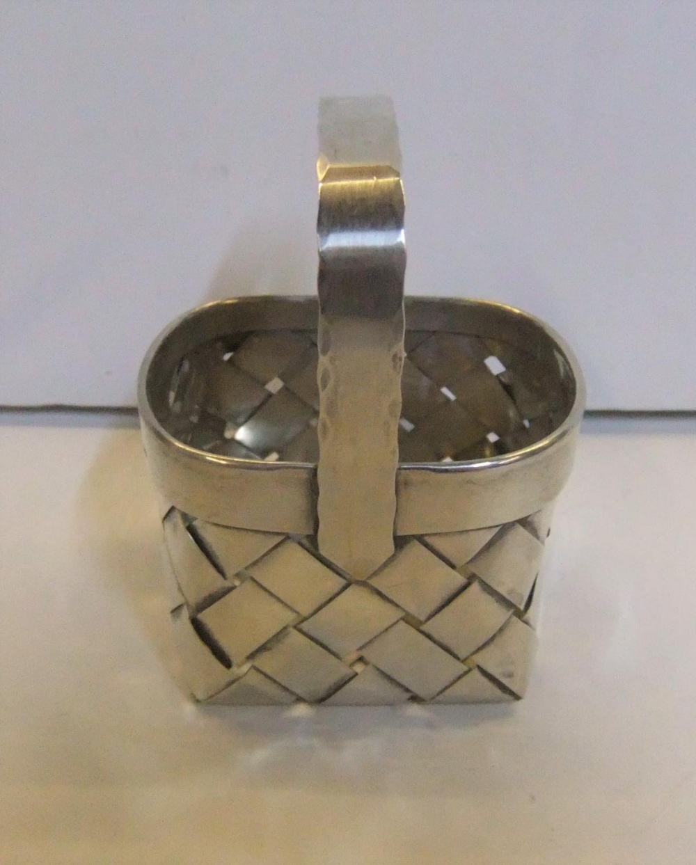 Charming miniature silver basket by Cartier, 6 cm long - Image 2 of 5
