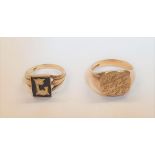 2 Gents 9ct yellow gold signet rings (2), one with the letter L, the other engraved with the