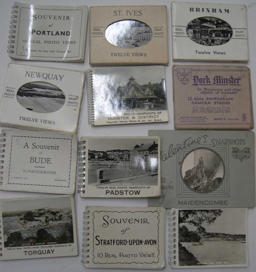 12 British resort souvenir booklets & approx 150 20thC postcards & approx 40 small cigarette cards - Image 2 of 8