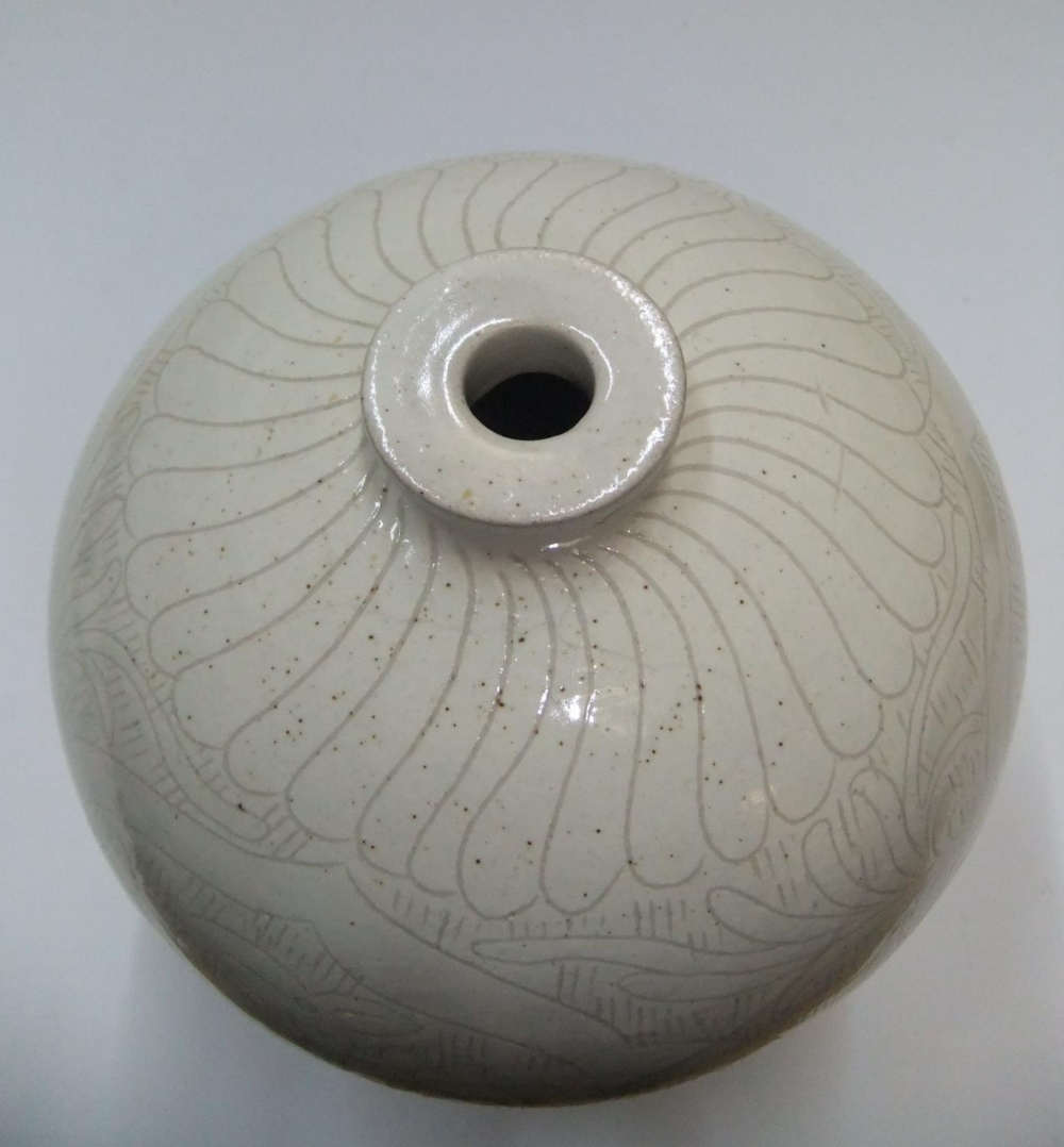 White glazed narrow necked vase with etched decoration, marked to base 21 cm high - Image 3 of 4