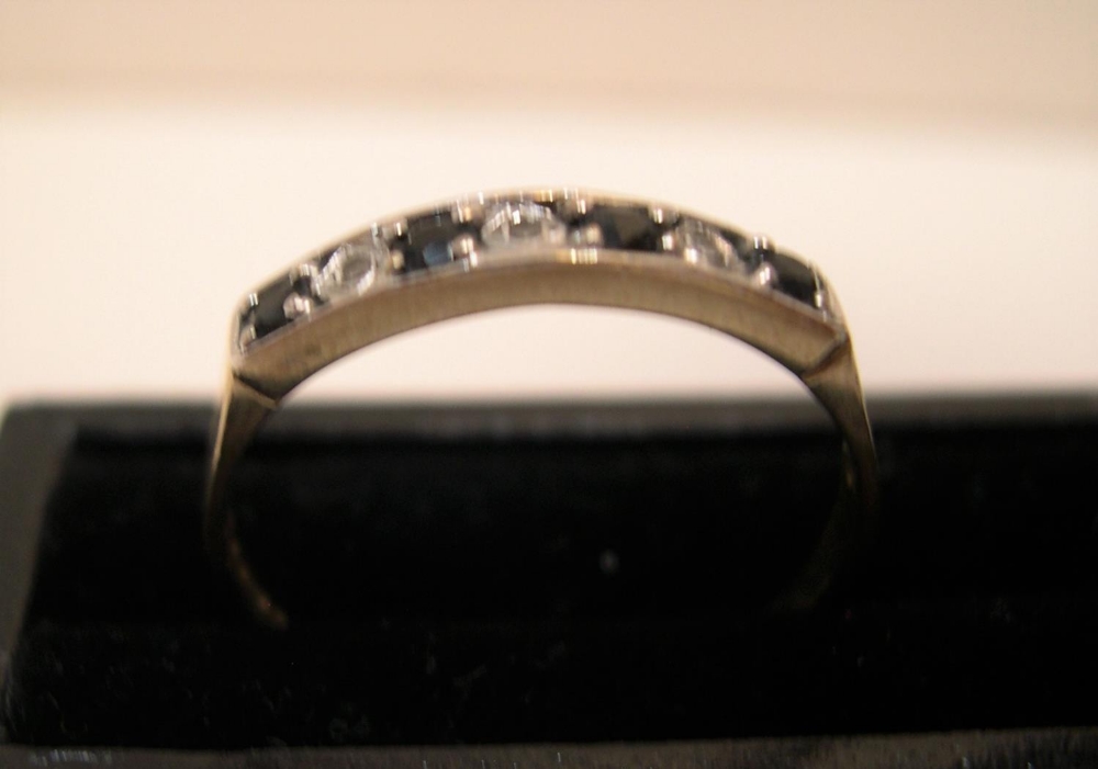 9ct yellow gold, half eternity ring with alternating diamonds & blue sapphire Approx 1.3 grams