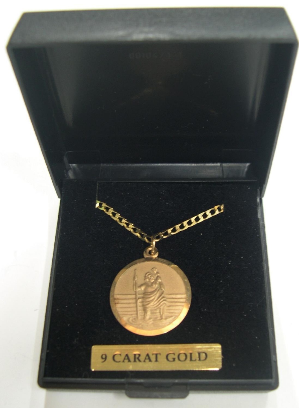 9ct yellow gold St Christopher pendant on 9ct gold chain, boxed, The chain is 23 cm long, 5.9