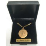 9ct yellow gold St Christopher pendant on 9ct gold chain, boxed, The chain is 23 cm long, 5.9
