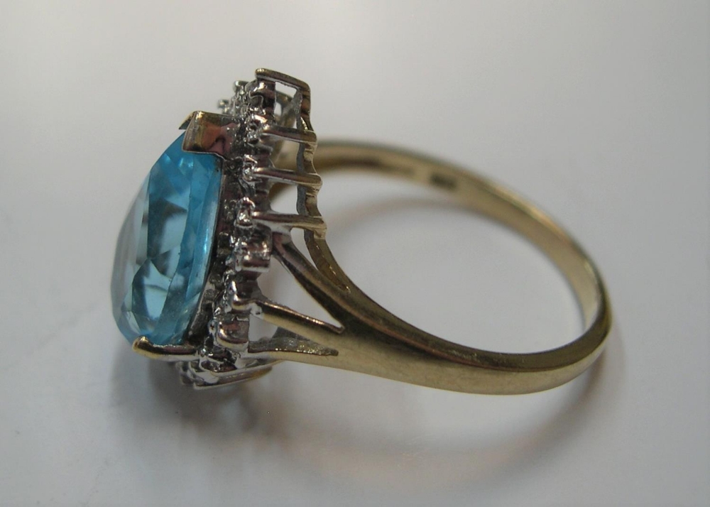 stunning 9ct yellow gold pear cut blue topaz surrounded by diamonds Approx 3.4 grams gross size P - Image 3 of 3