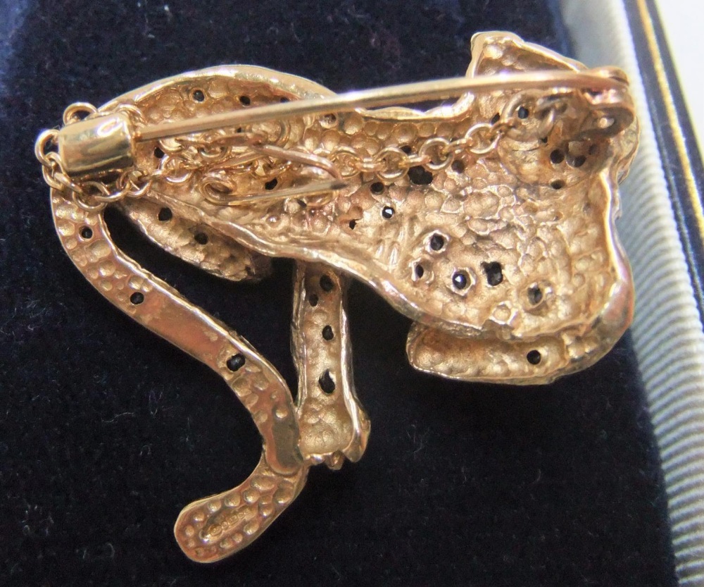 Stunning modernist 9ct gold brooch of a leopard studied with sapphires, diamonds and rubies Approx - Image 3 of 3