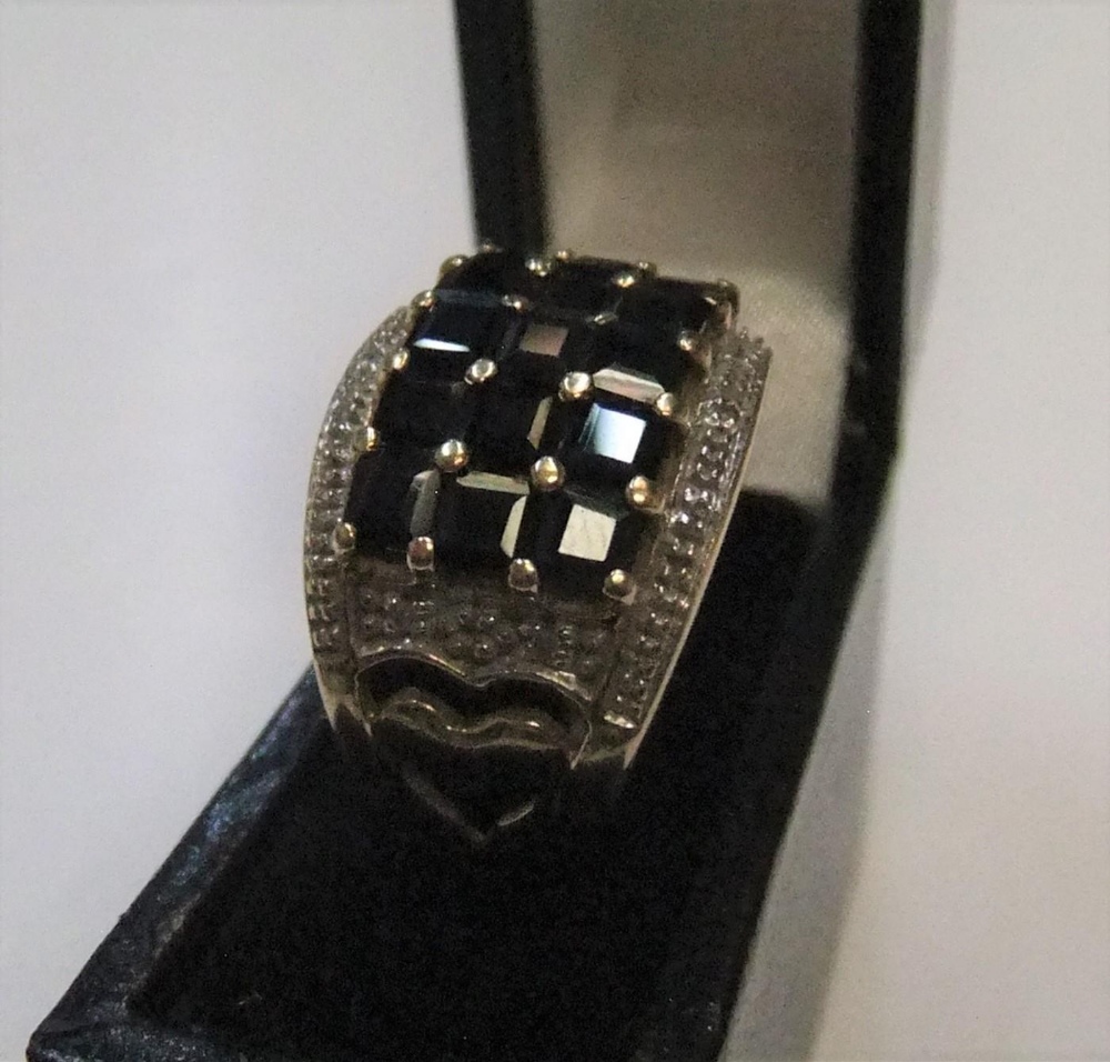 Gents 9ct yellow gold, sapphire 3 row ring Approx 4.9 grams gross, size L - Image 2 of 2