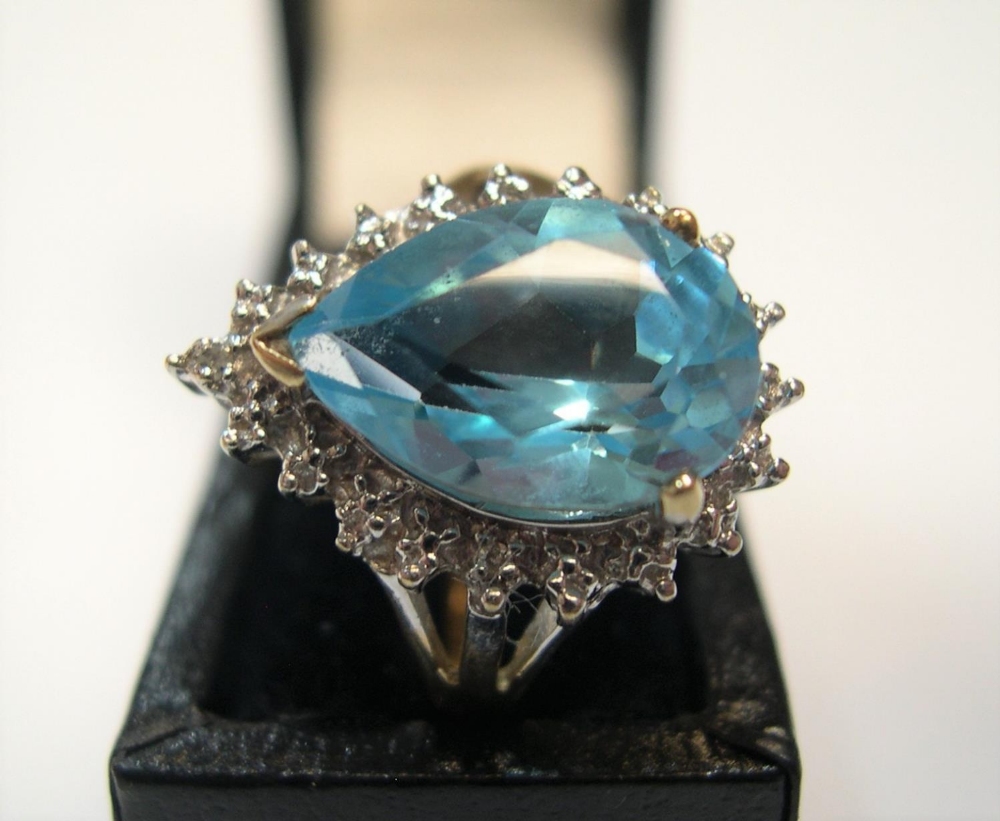 stunning 9ct yellow gold pear cut blue topaz surrounded by diamonds Approx 3.4 grams gross size P - Image 2 of 3