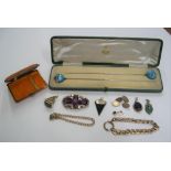 Collection of antique jewellery to include a boxed pair of hairpins, a cigarette case, a Pinchbeck