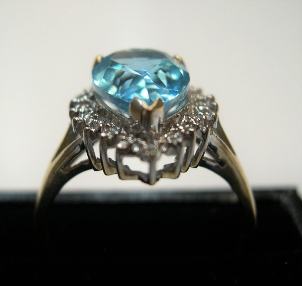 stunning 9ct yellow gold pear cut blue topaz surrounded by diamonds Approx 3.4 grams gross size P