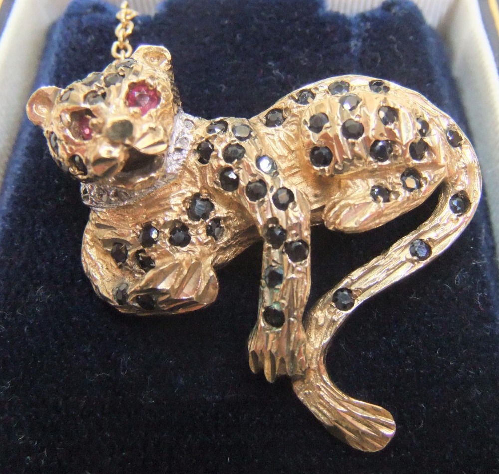 Stunning modernist 9ct gold brooch of a leopard studied with sapphires, diamonds and rubies Approx - Image 2 of 3
