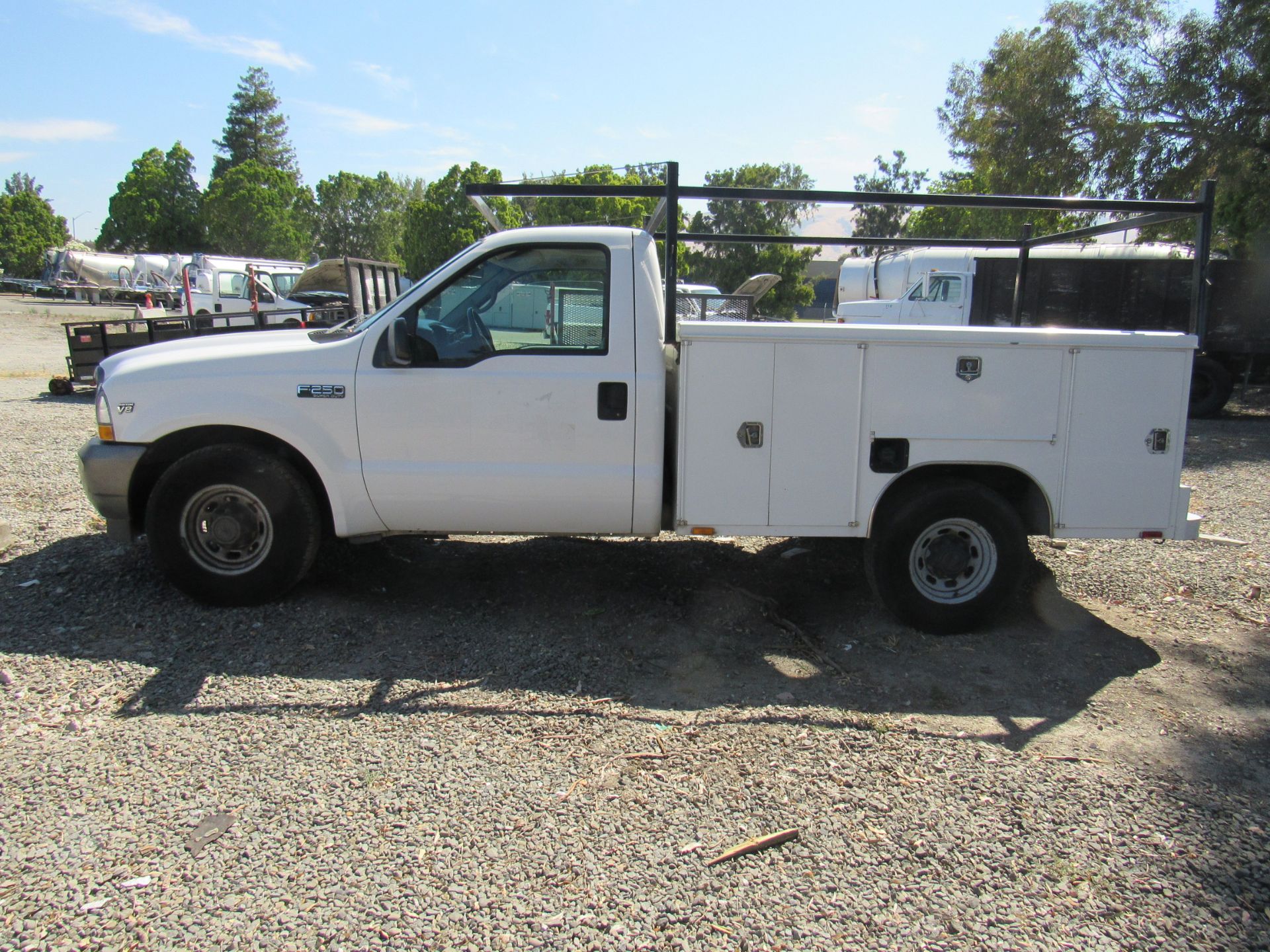 2002 Ford F-250 Reg Cab Service Truck 2WD, 5.4L V8 Gas Eng., Lic. 7A37492, VIN: 1FTNF20L92ED54003, - Image 4 of 11