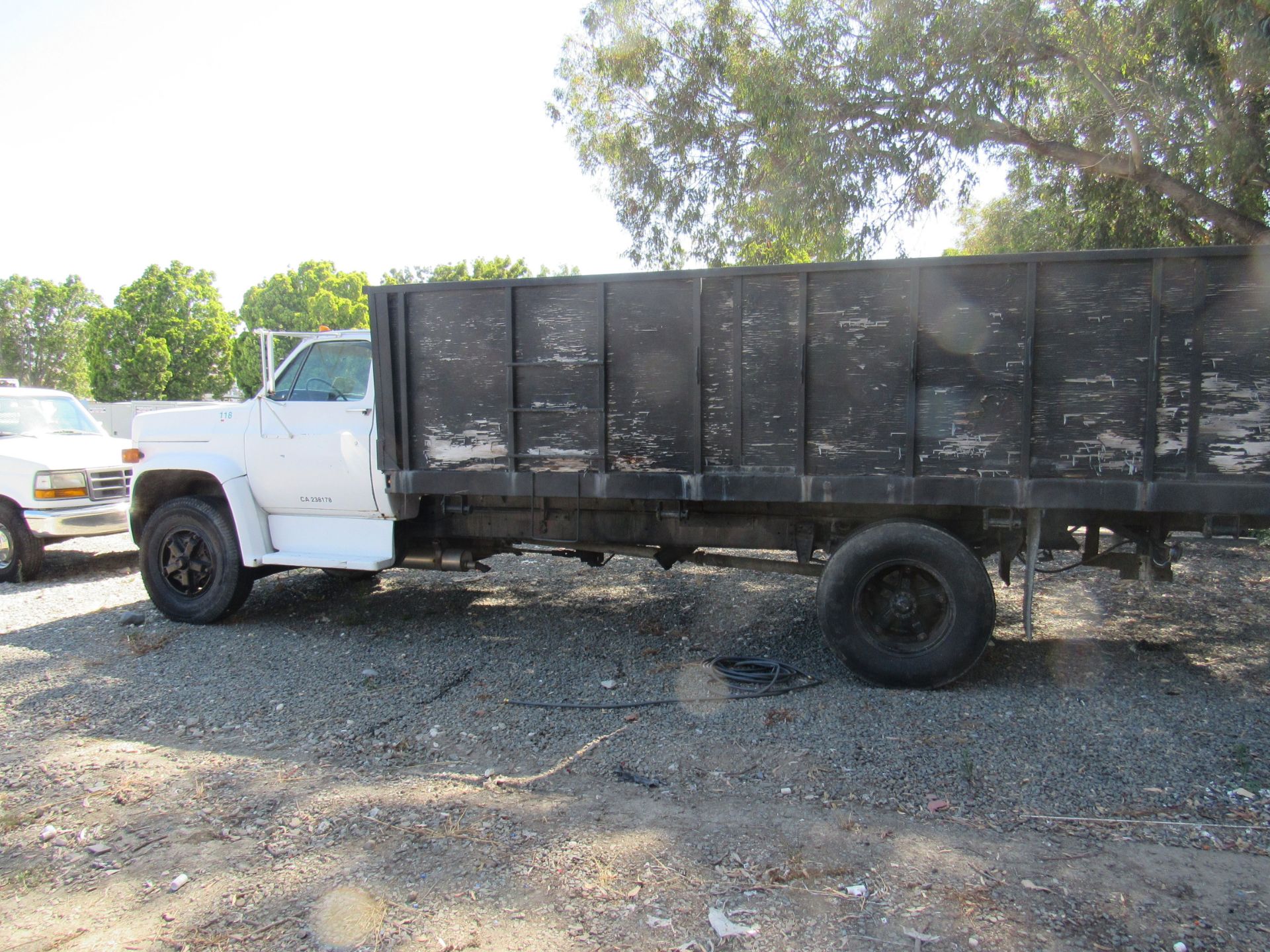 1981 Chevrolet Stake Bed Truck, Lic. 5Y85156, VIN: 1GB67D1858V112305, Mileage 437,18 (Location - Image 5 of 10