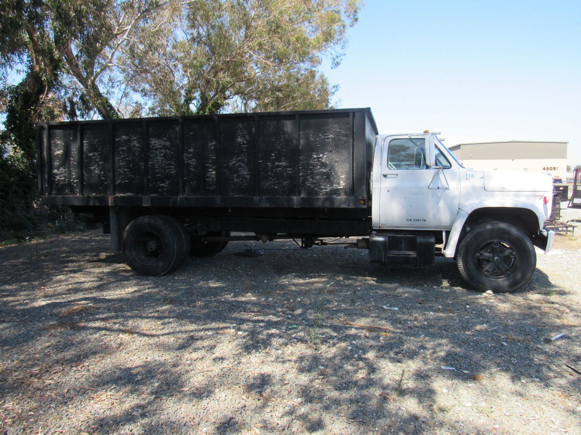 1981 Chevrolet Stake Bed Truck, Lic. 5Y85156, VIN: 1GB67D1858V112305, Mileage 437,18 (Location - Image 2 of 10