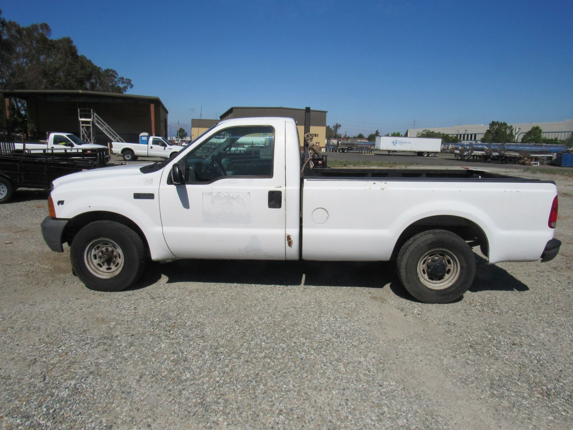 2000 Ford F-250, Reg Cab, 2WD, 5.4L V8 Gas Eng., Lic. 6H41565, VIN: 3FTNF20L1YMA53146, Mileage 237, - Image 4 of 7