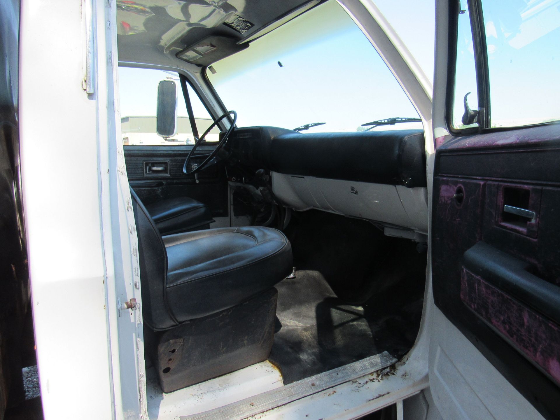 1981 Chevrolet Stake Bed Truck, Lic. 5Y85156, VIN: 1GB67D1858V112305, Mileage 437,18 (Location - Image 8 of 10