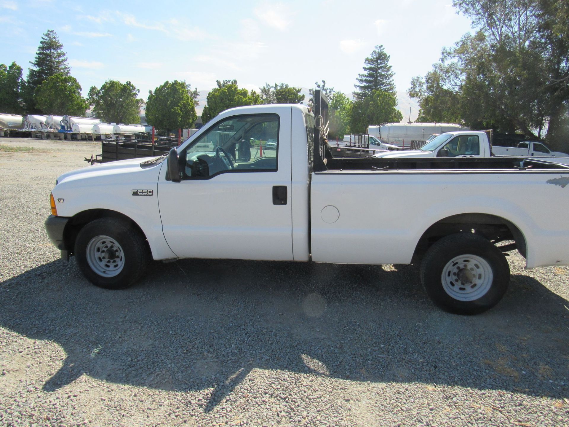 2001 Ford F-250, Reg Cab, 2WD, 5.4L V8 Gas Eng., Lic. 8E17080, VIN: 1FTNF20LX1EB70994, Milleage - Image 4 of 9