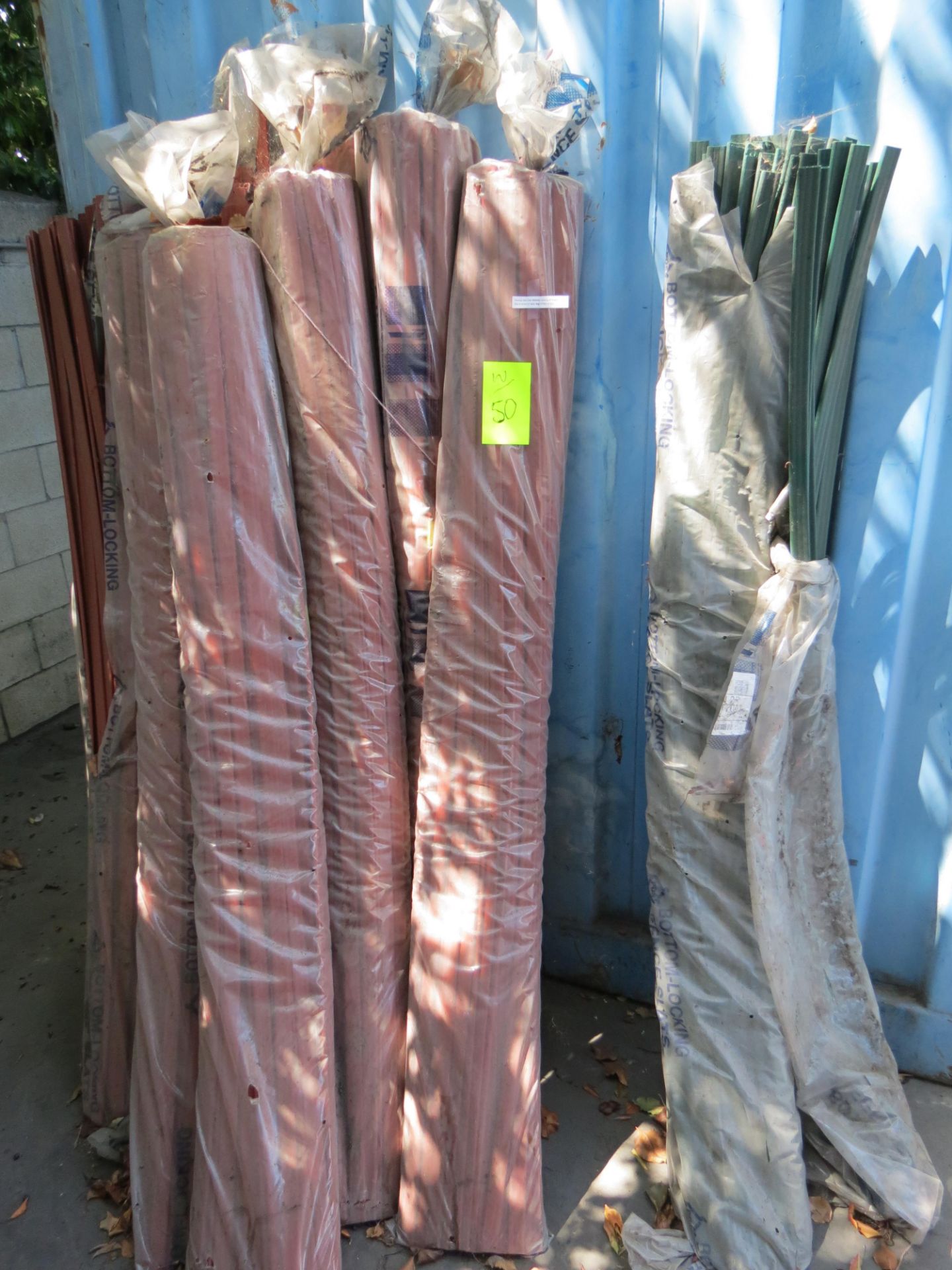 LOT ORANGE FIBERGLASS WOVEN FENCING 4' WITH METAL POST & FENCING SLATS BOTTOM LOCKING 6' HEIGHT - Image 3 of 4