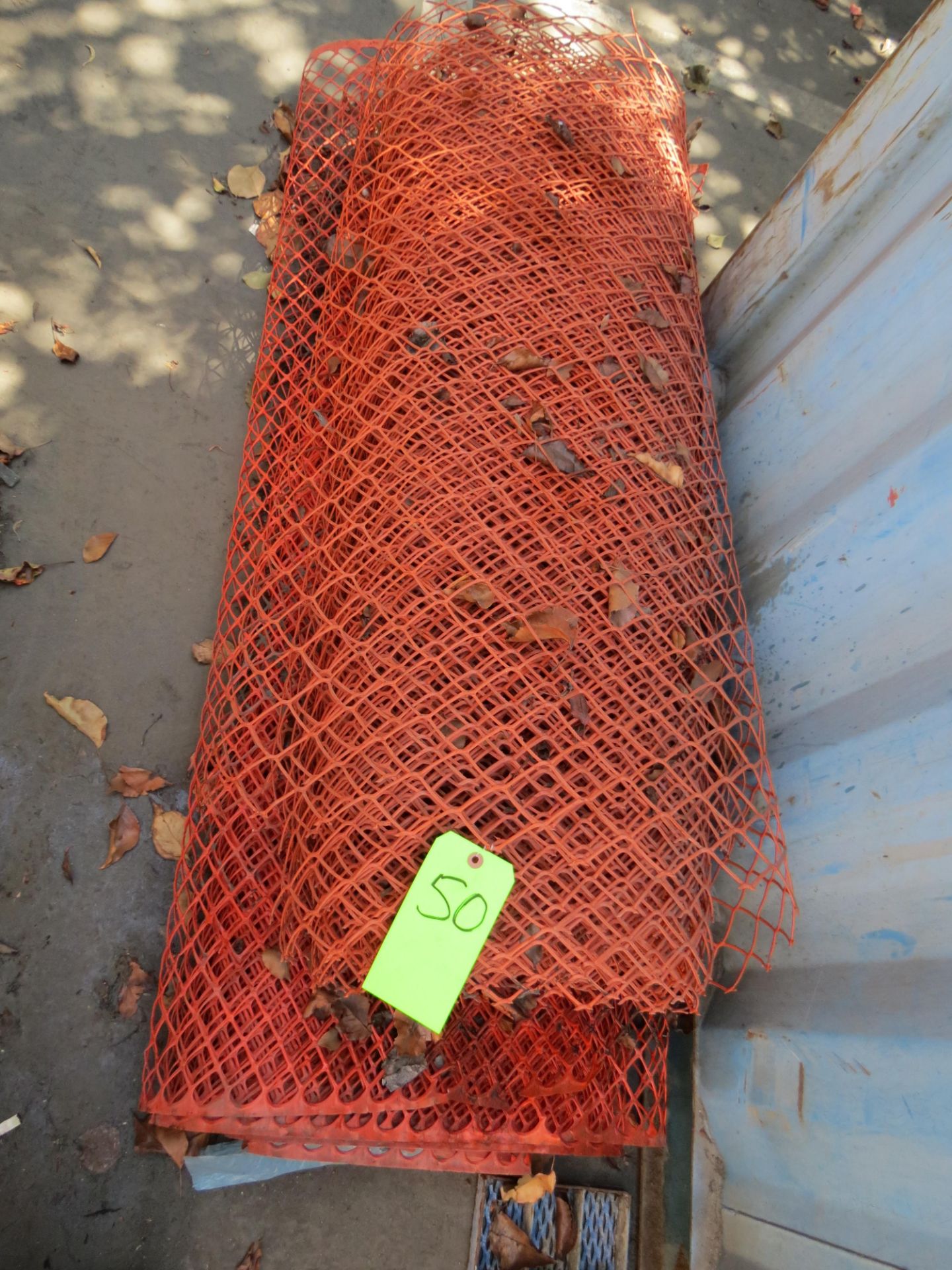 LOT ORANGE FIBERGLASS WOVEN FENCING 4' WITH METAL POST & FENCING SLATS BOTTOM LOCKING 6' HEIGHT