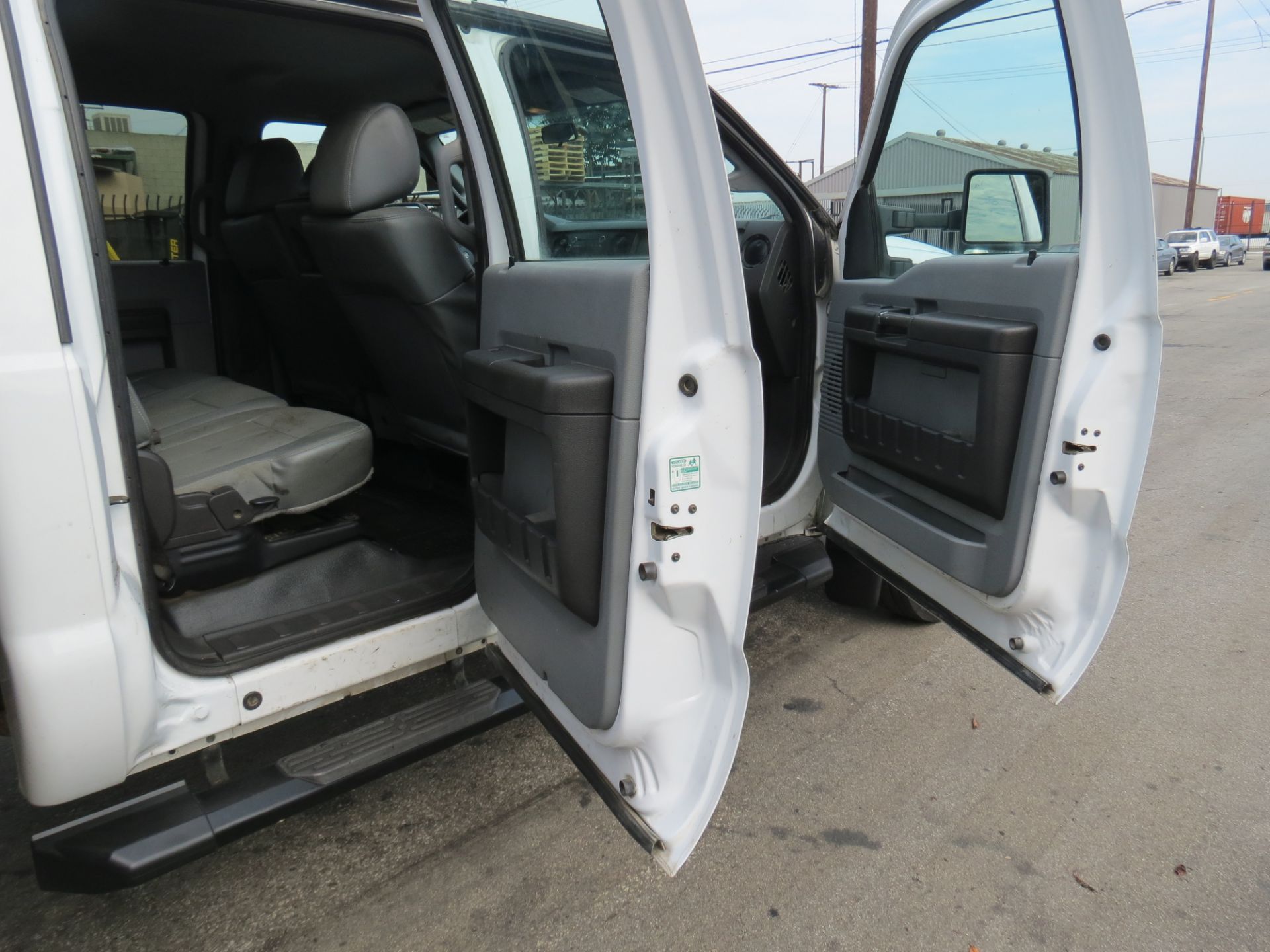 2015 Ford F-450 SUPER DUTY STAKE BED TRUCK, WITH LIFT GATE, SUPER CREW CAB , 6.7 POWER STROKE DIESEL - Image 26 of 34