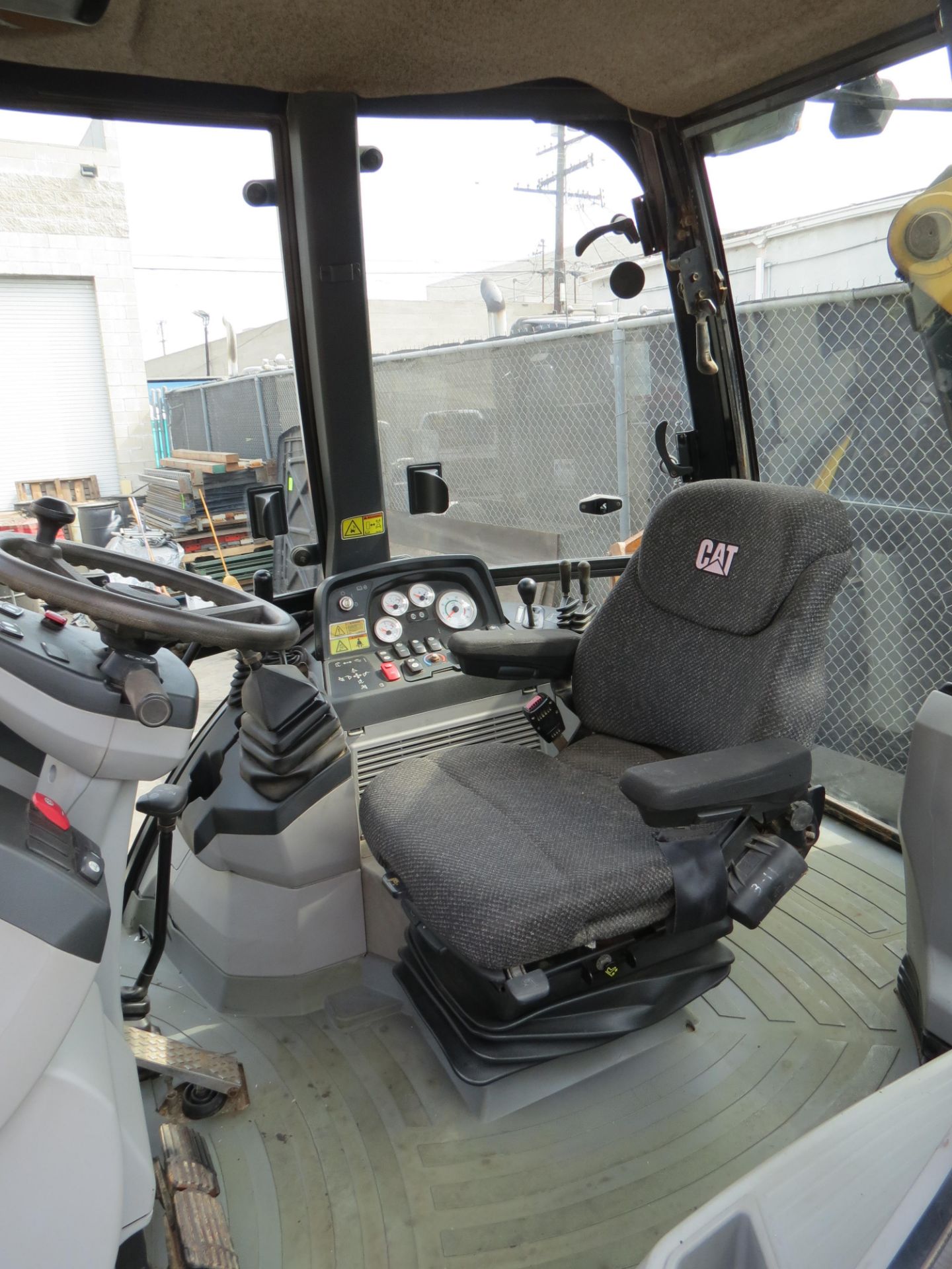 2011 CATERPILLAR 430E SKIP LOADER BACKHOE, ENCLOSED CAB, AIR CONDITIONED, HOURS 2,929 (THIS LOT WILL - Image 17 of 39