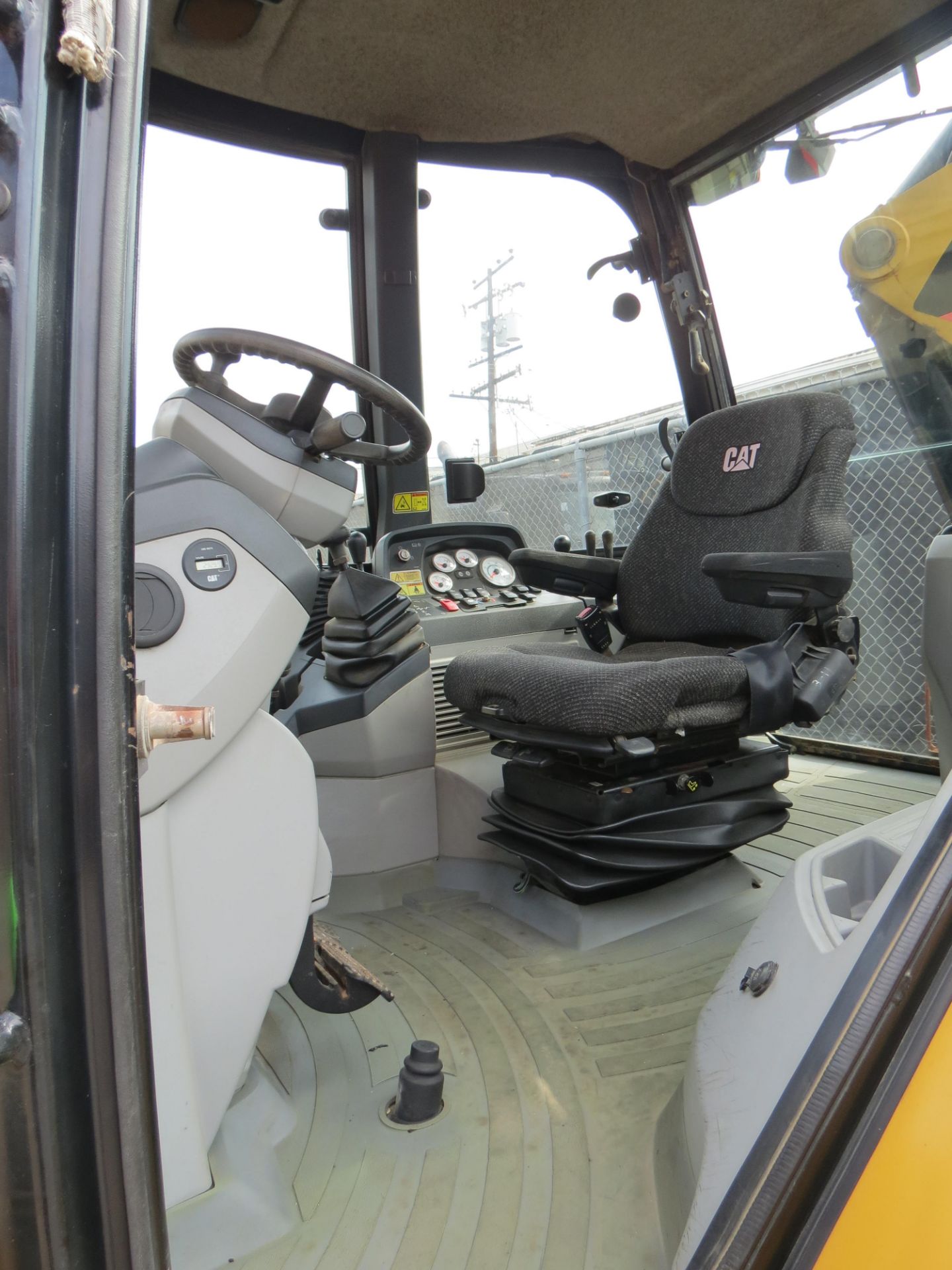 2011 CATERPILLAR 430E SKIP LOADER BACKHOE, ENCLOSED CAB, AIR CONDITIONED, HOURS 2,929 (THIS LOT WILL - Image 14 of 39