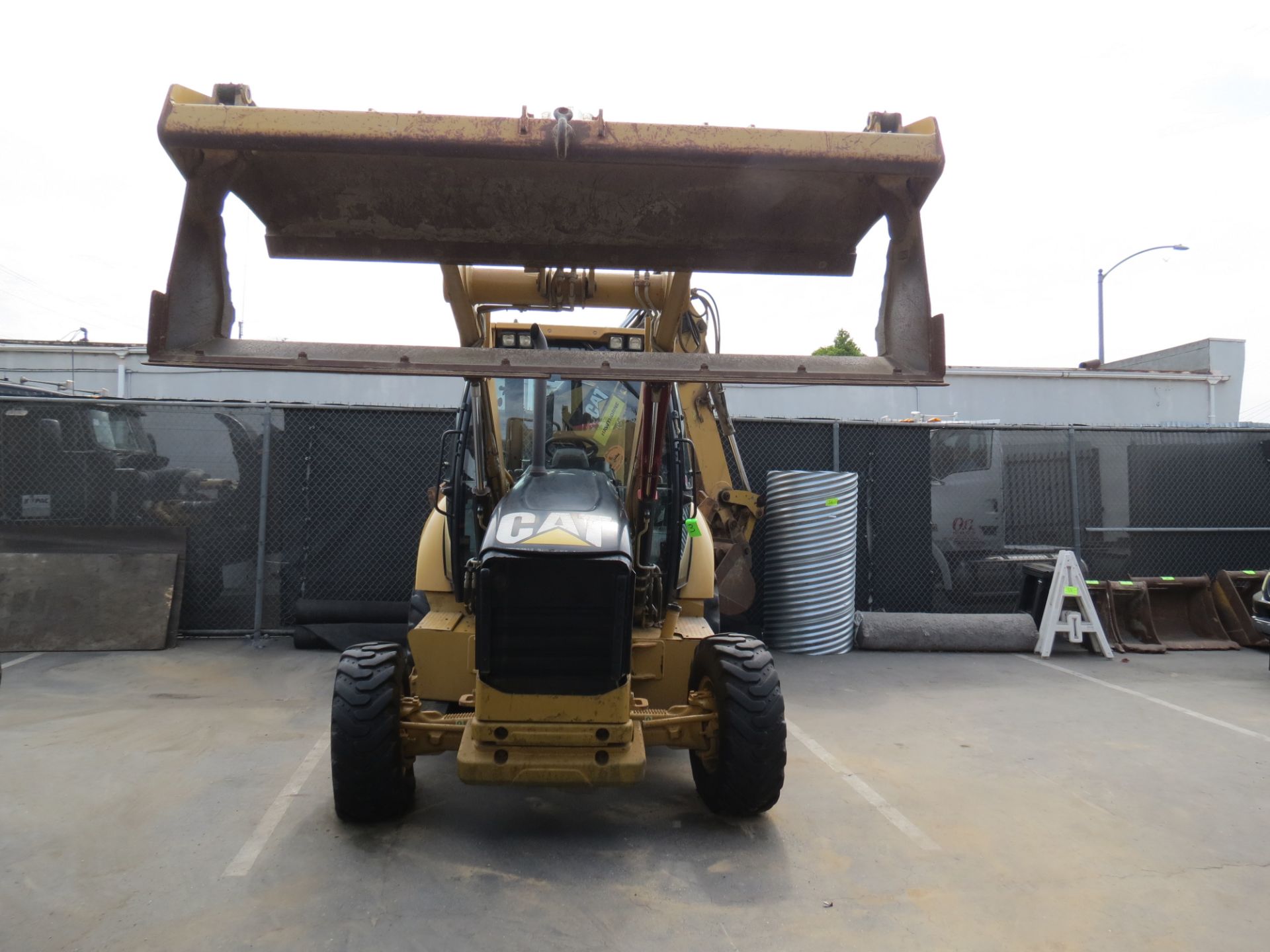 2011 CATERPILLAR 430E SKIP LOADER BACKHOE, ENCLOSED CAB, AIR CONDITIONED, HOURS 2,929 (THIS LOT WILL - Image 4 of 39