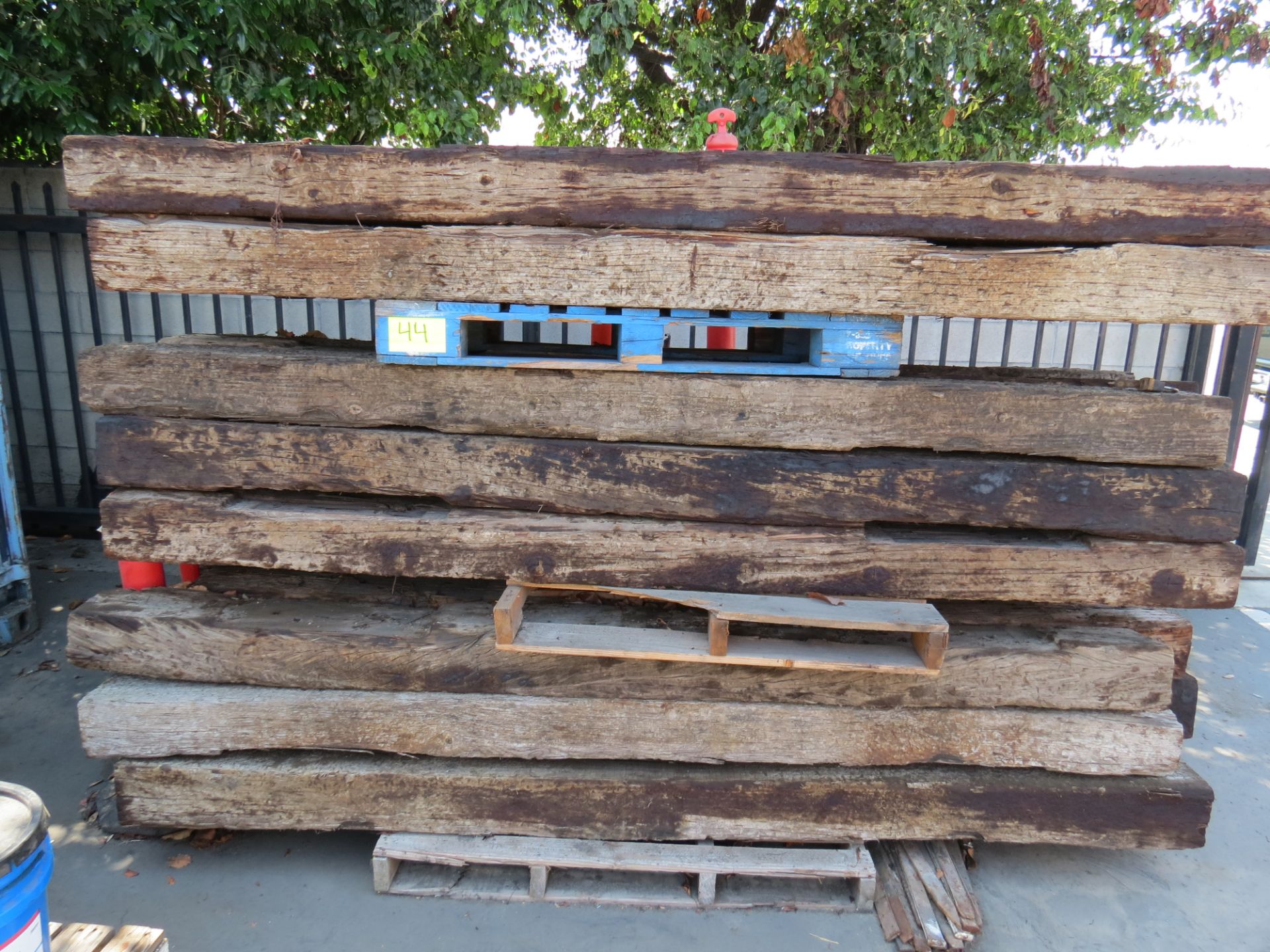 LOT RAILROAD TIES-9' ON PALLETS (APPROX. QTY. 32)