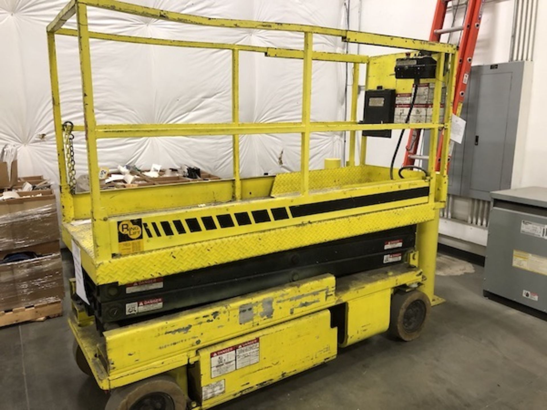 Grove/Ring Lift Electric Scissor Lift,