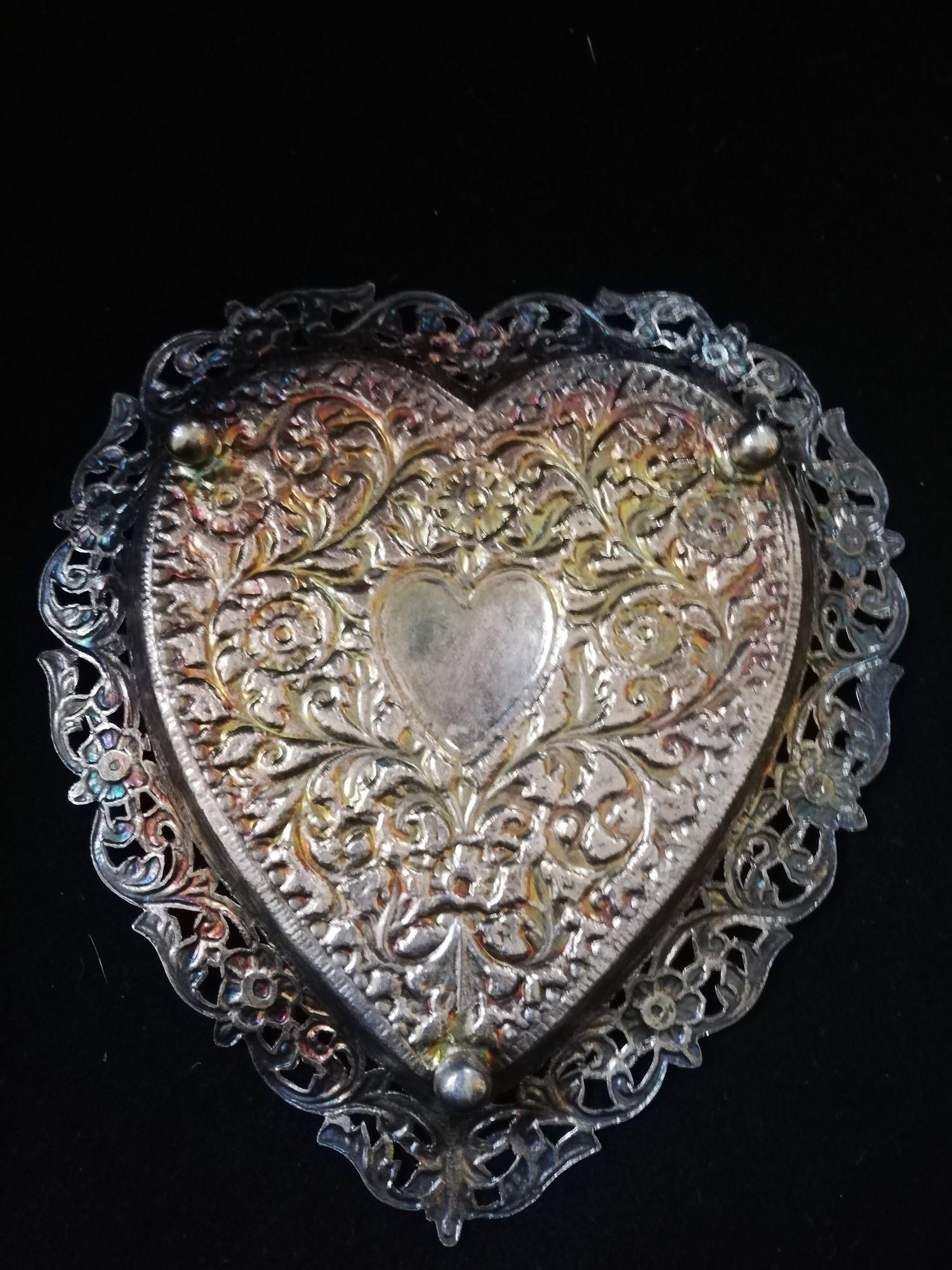 Unmarked white metal heart shaped dish -107g (3.4oz) & 5¾" top to bottom - Image 2 of 2