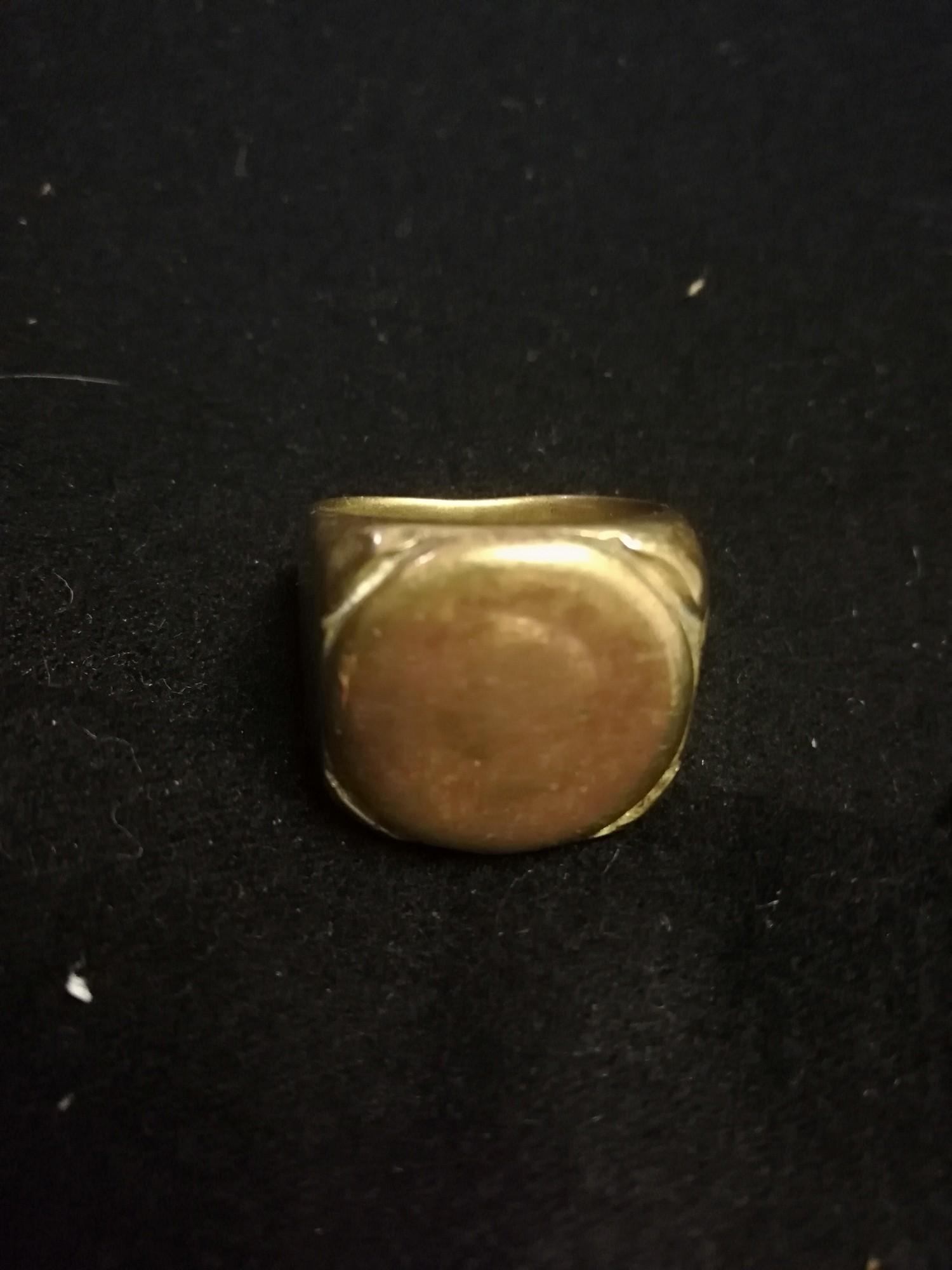 Mens brass signet ring with head decoration - Image 2 of 2