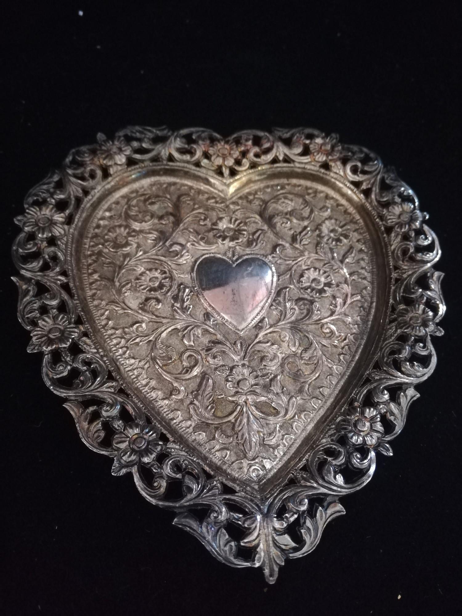 Unmarked white metal heart shaped dish -107g (3.4oz) & 5¾" top to bottom