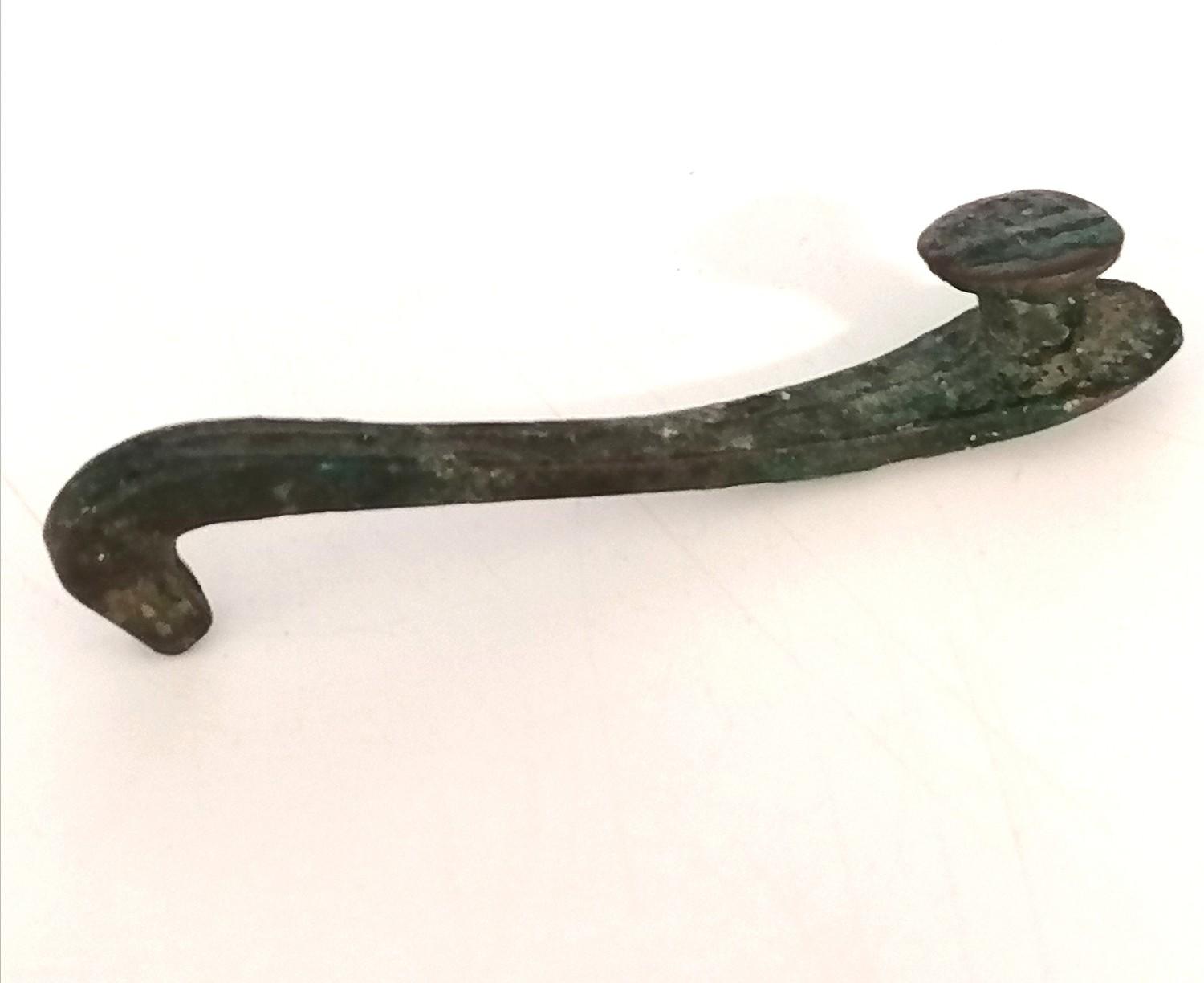 Chinese Han dynasty bronze belt hook fashioned as a bird c. 202BC - 220AD - 2¾" length - Image 2 of 2