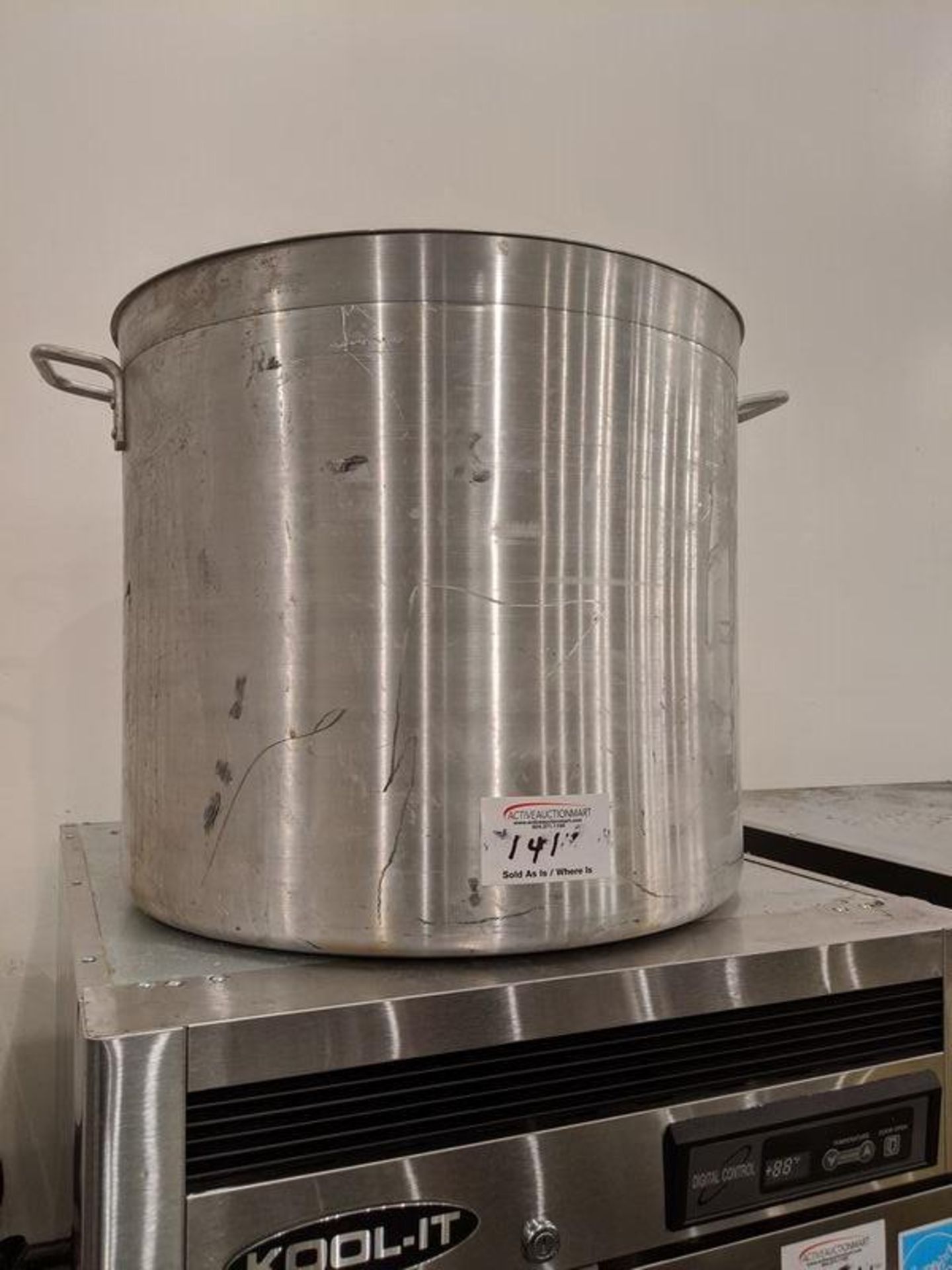 Large Aluminum Pot with Lid