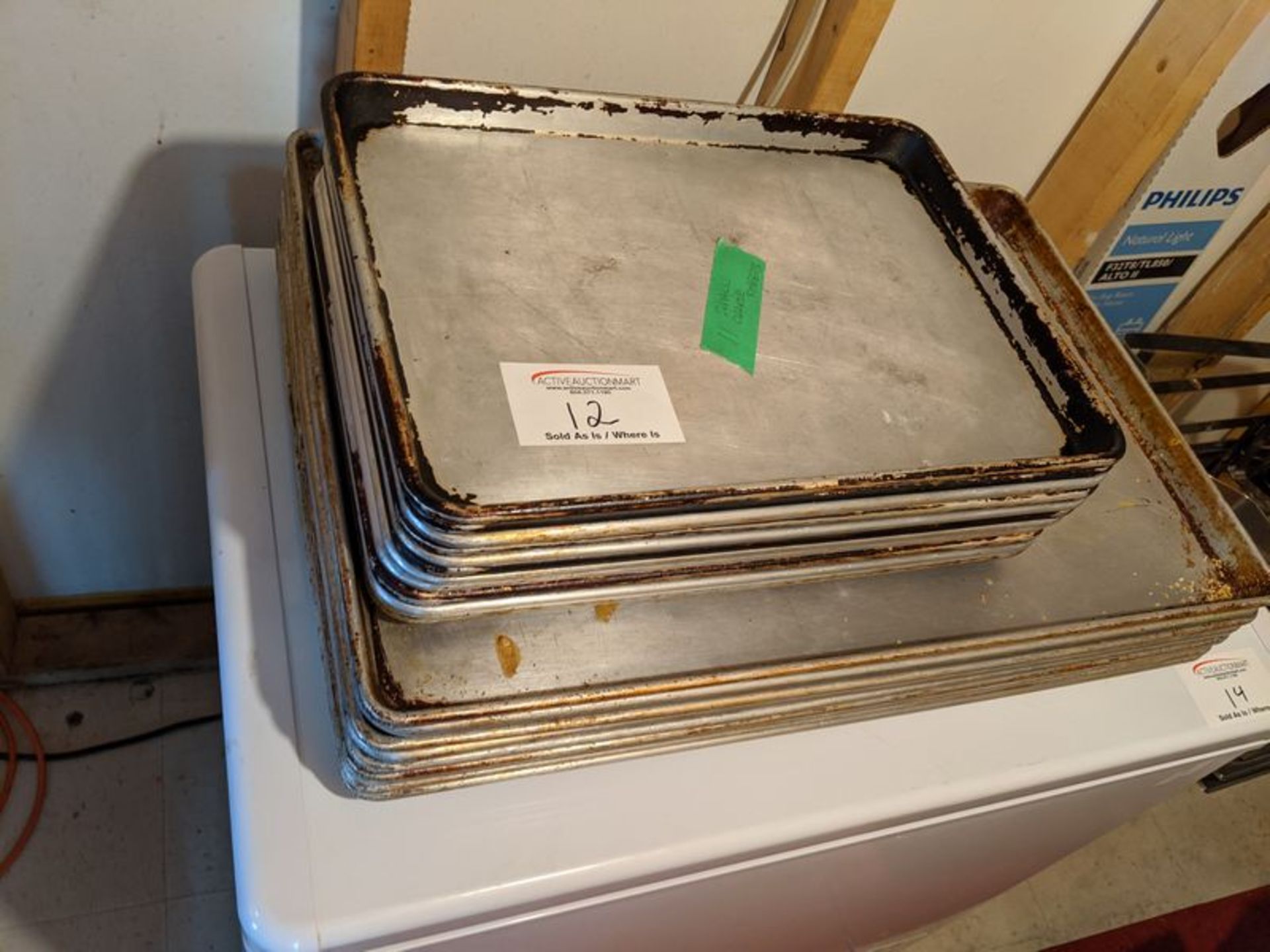 Approx. 22 Aluminum Baking Sheets