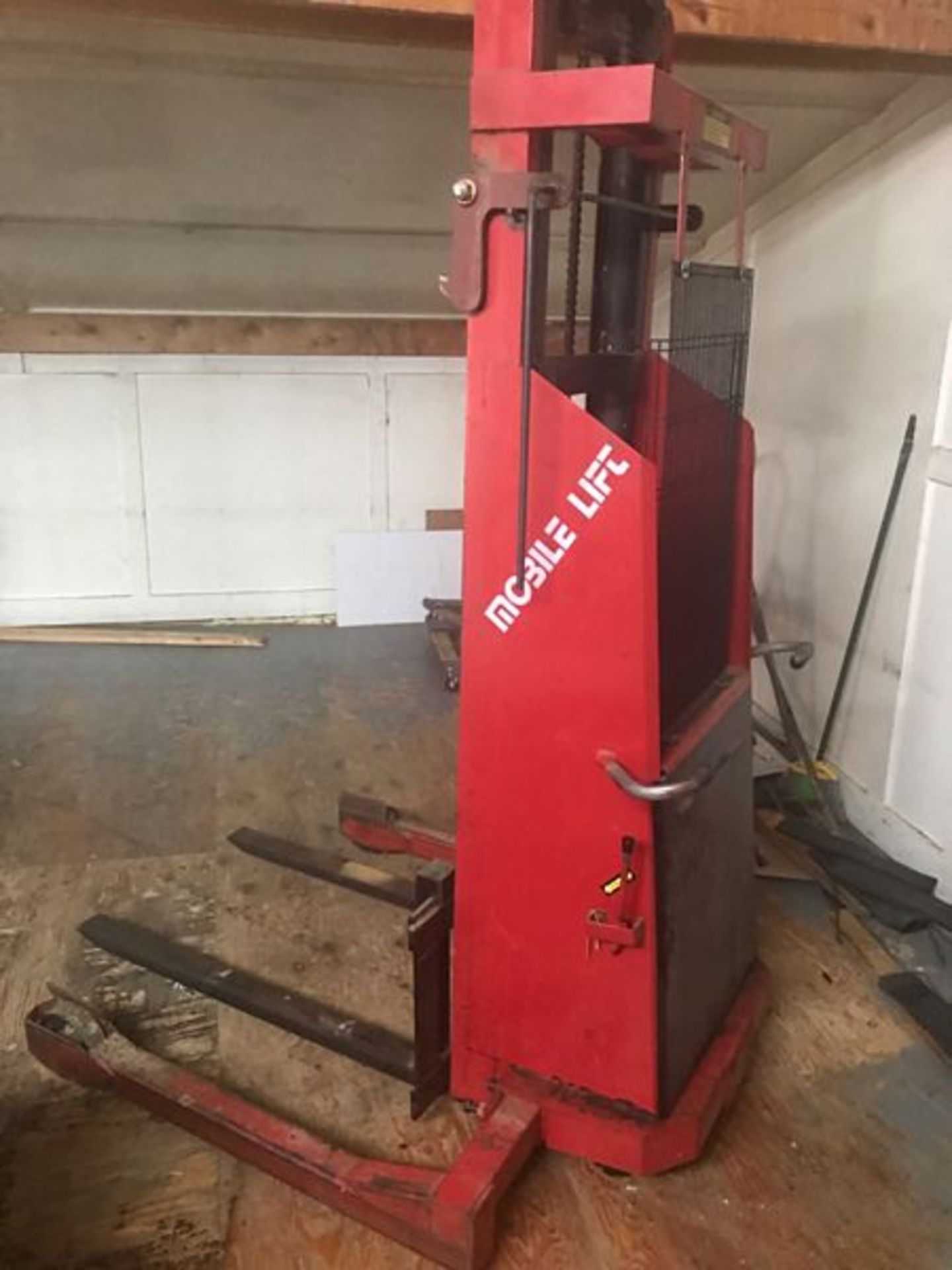 Self Contained Rechargable Electric Lift