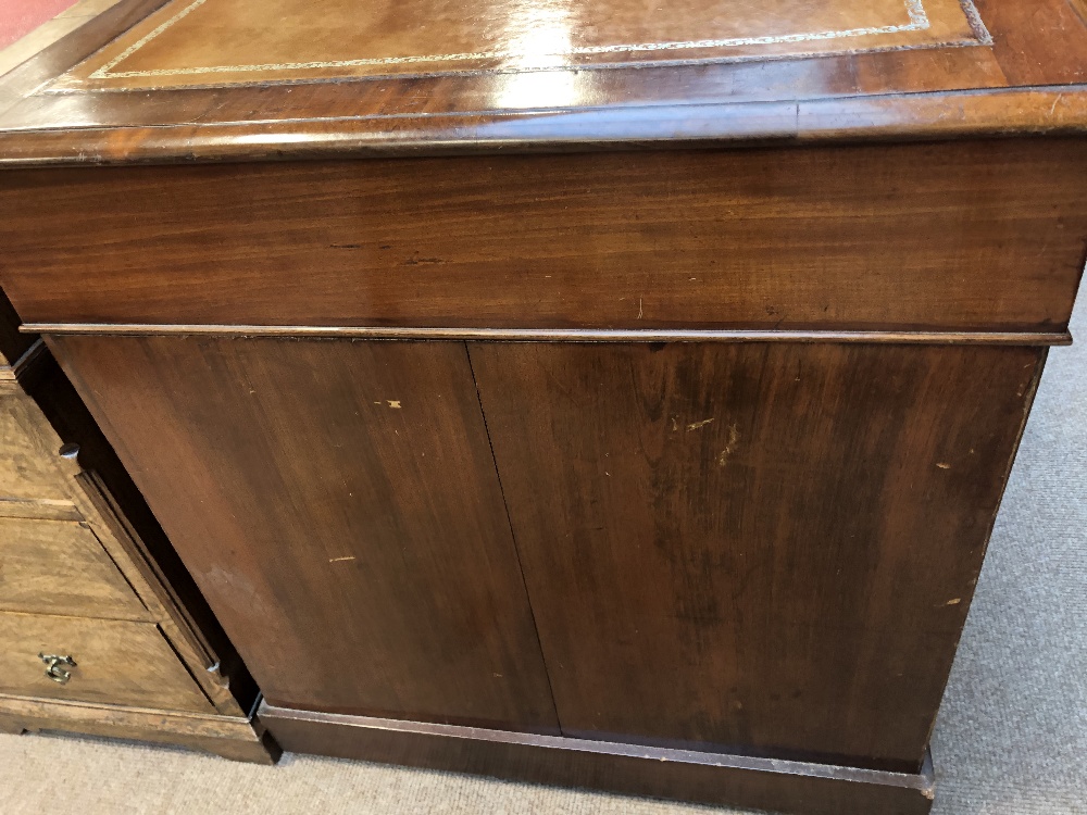 A mahogany twin pedestal desk with inset gilt tooled leather top above arrangement of nine - Bild 4 aus 6