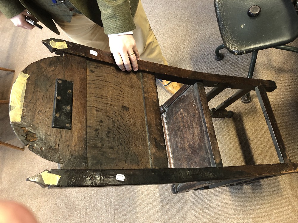 A 19th century oak Wainscot type single chair with carved decoration to back panel, raised on bun - Bild 3 aus 5